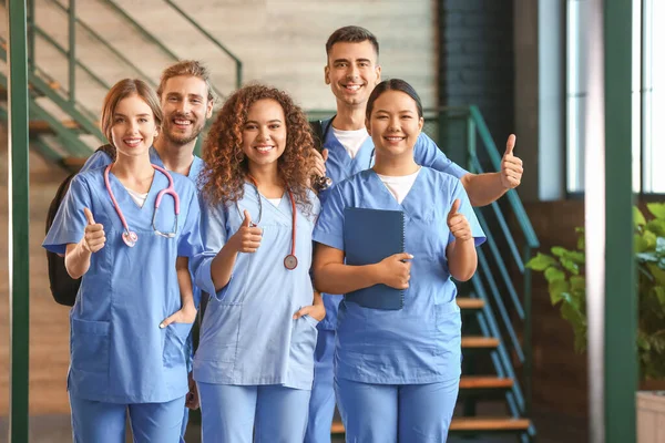 Grupo de estudantes de medicina no corredor da clínica moderna — Fotografia de Stock