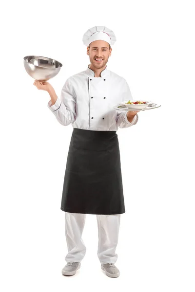 Chef macho feliz com prato preparado no fundo branco — Fotografia de Stock