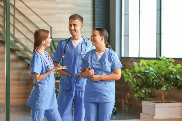 Grupo de estudantes de medicina na clínica moderna — Fotografia de Stock