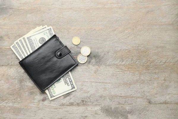 Plånbok med pengar på trä bakgrund. Begreppet sparande — Stockfoto