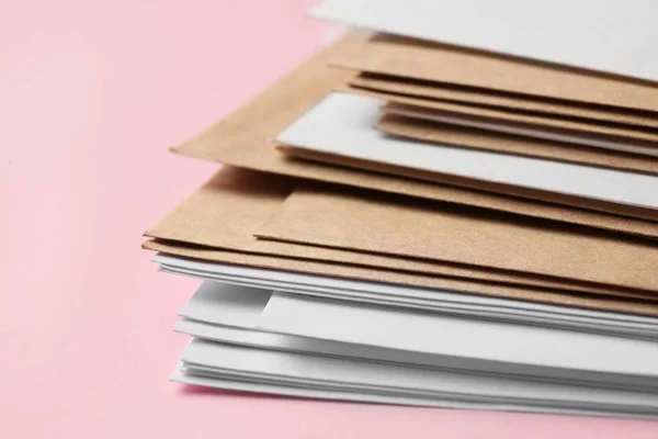 Envelopes de papel sobre fundo de cor, close-up — Fotografia de Stock