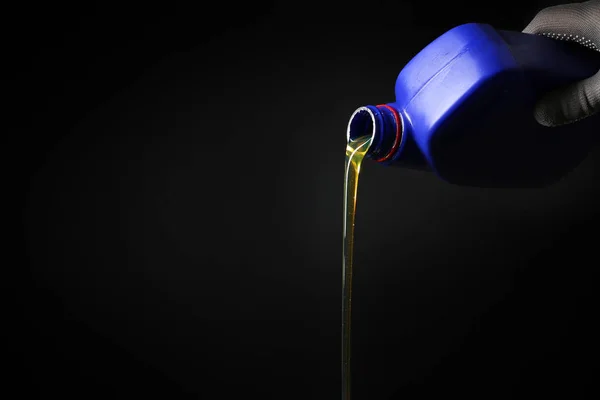 Gießen Autoöl auf dunklem Hintergrund — Stockfoto