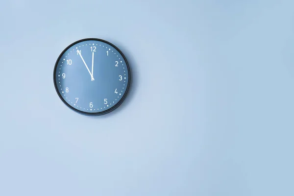 Renk duvarında asılı saat — Stok fotoğraf
