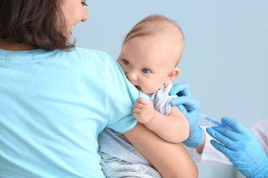 Klinikte küçük bebek aşısı çocuk doktoru