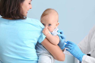 Klinikte küçük bebek aşısı çocuk doktoru