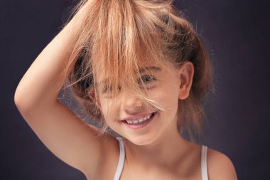 koyu arka plan üzerinde sevimli küçük kız