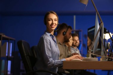 Geceleri ofiste çalışan teknik destek ajanları.