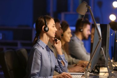 Geceleri ofiste çalışan teknik destek ajanları.