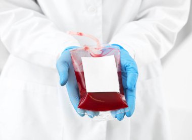 Hastanede kan torbası olan kadın doktor.