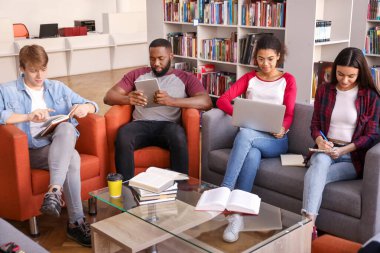 Kütüphanede sınava hazırlanan genç öğrenciler