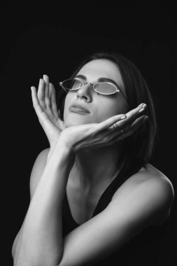 Koyu arka planda moda genç kadının siyah ve beyaz portre