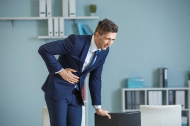 Genç işadamı Office karın ağrısı muzdarip