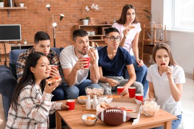 Bir grup taraftar TV 'de ragbi izliyor.