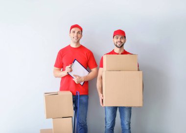 Arka planda kutuları olan teslimatçılar.