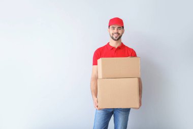 Hafif arka plan üzerinde kutuları ile Teslimat adam
