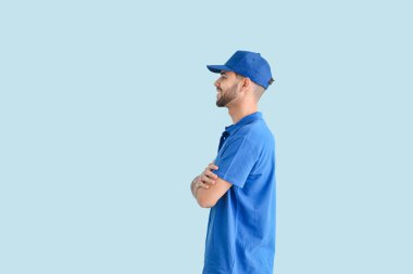 Renkli arkaplanda yakışıklı teslimatçı