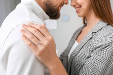 Mutlu nişanlı genç çift evde