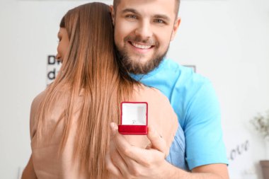 Memleketindeki sevgilisine evlenme teklif ettikten sonra mutlu bir genç adam.