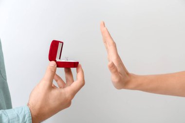 Genç kadın evlenme teklifi ışık arka plan üzerinde reddetme