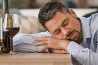 Evde sarhoş, olgun bir adam var. Alkolizm kavramı