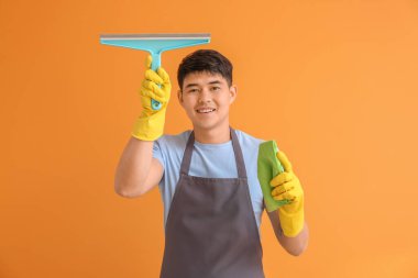 Renkli temizlik malzemesi olan Asyalı bir adam.