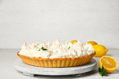 Beyaz zemin üzerine lezzetli limon pasta