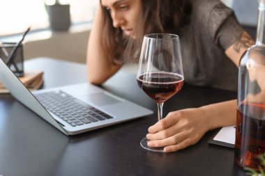 Genç sarhoş kadın ofiste. Alkolizm kavramı