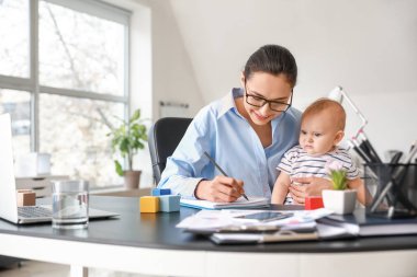 Annesi ve bebeği ofiste çalışıyor.