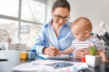 Annesi ve bebeği ofiste çalışıyor.