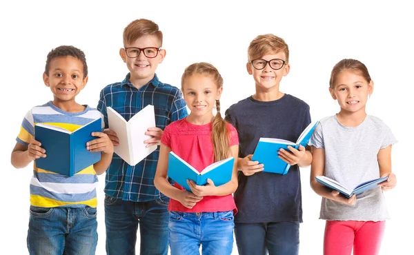 Petits enfants mignons lisant des livres sur fond blanc — Photo