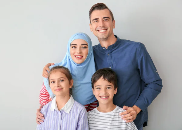 Porträt einer muslimischen Familie auf hellem Hintergrund — Stockfoto