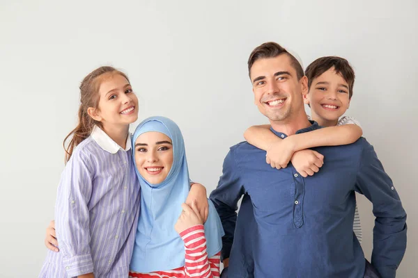 Porträt einer muslimischen Familie auf hellem Hintergrund — Stockfoto