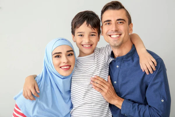 Portret muzułmańskiej rodziny na jasnym tle — Zdjęcie stockowe