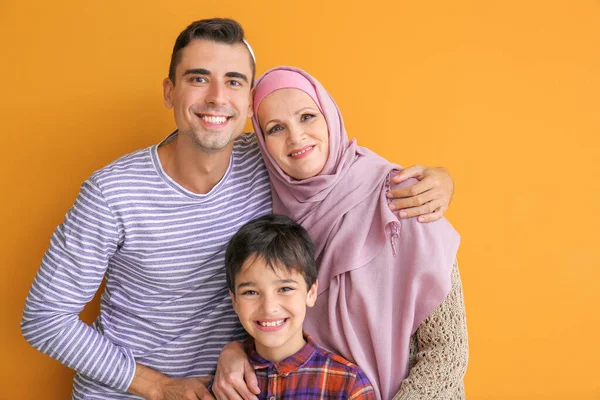 Portrait of Muslim family on color background — Stock Photo, Image