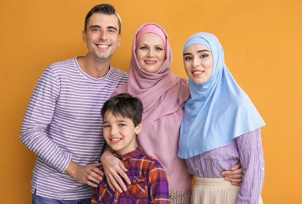 Porträt einer muslimischen Familie auf farbigem Hintergrund — Stockfoto