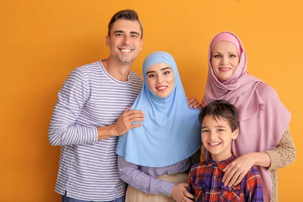 Porträt einer muslimischen Familie auf farbigem Hintergrund — Stockfoto