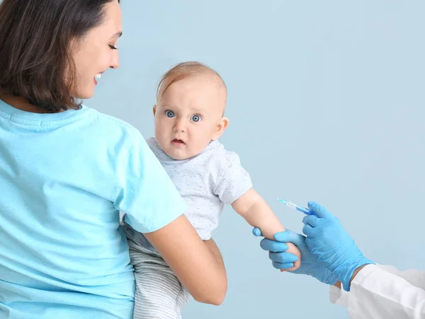 Pediatra vacunando a un bebé en la clínica —  Fotos de Stock