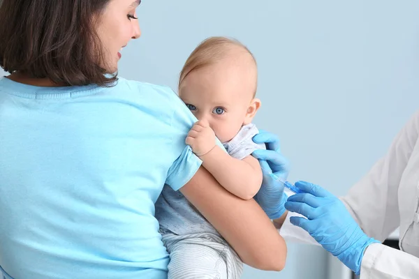 Pediatra vacunando a un bebé en la clínica — Foto de Stock