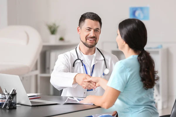 Male doctor working with patient in clinic — Stock Photo, Image