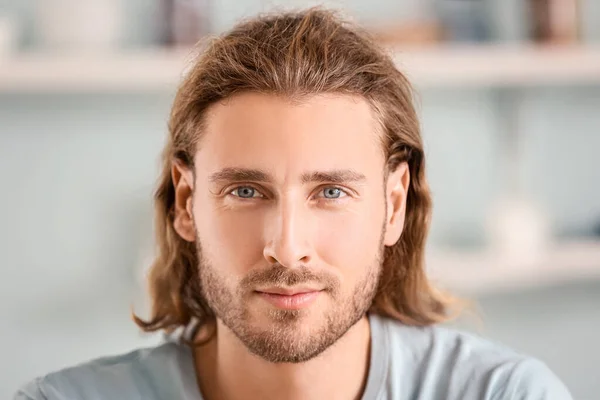 Hombre guapo en la cocina en casa —  Fotos de Stock