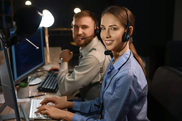 Agents d'assistance technique travaillant au bureau la nuit — Photo