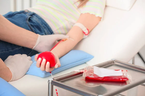 Donna che dona sangue in ospedale — Foto Stock