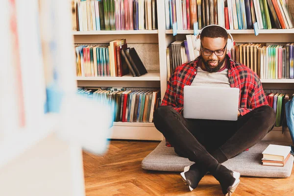 Estudiante afroamericano preparándose para el examen en la biblioteca — Foto de Stock