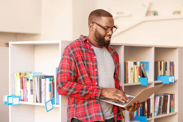 Estudiante afroamericano preparándose para el examen en la biblioteca — Foto de Stock