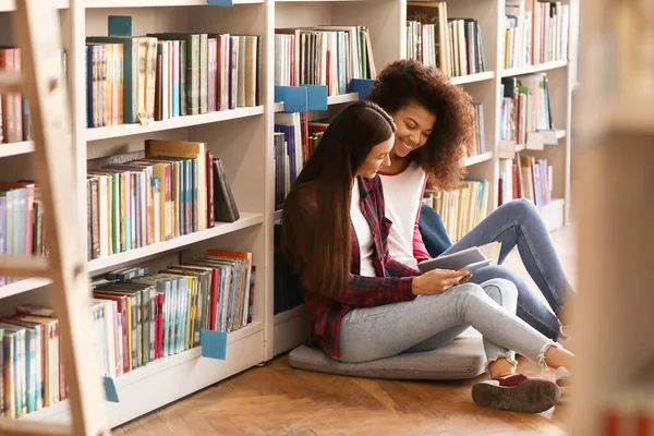 Jóvenes estudiantes preparándose para el examen en la biblioteca — Foto de Stock