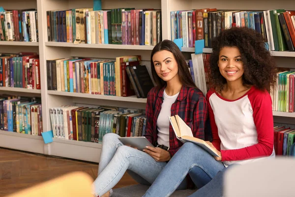 Retrato de estudantes do sexo feminino na biblioteca — Fotografia de Stock