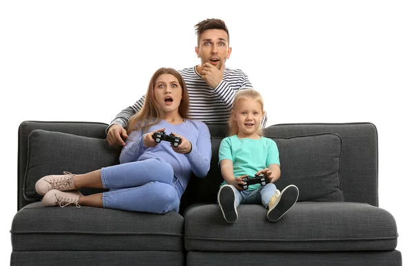 Junge Familie spielt Videospiele, während sie auf dem Sofa vor weißem Hintergrund sitzt — Stockfoto