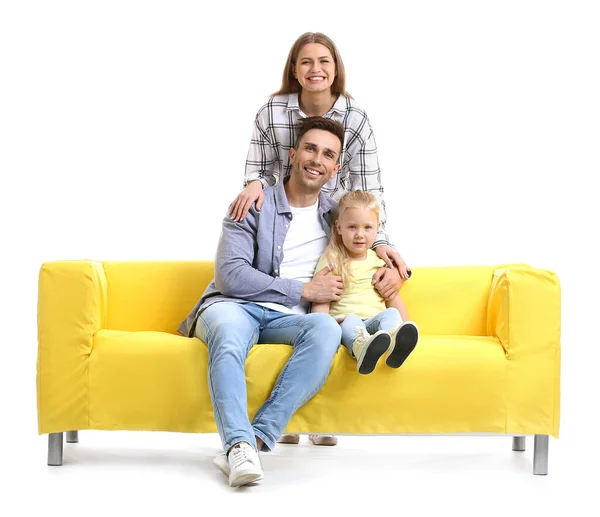 Счастливая молодая семья с диваном на белом фоне — стоковое фото