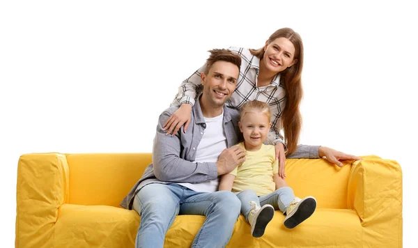 Jovem família feliz com sofá no fundo branco — Fotografia de Stock