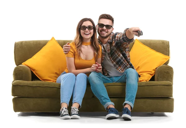 Giovane coppia guardando la TV mentre seduto sul divano contro sfondo bianco — Foto Stock